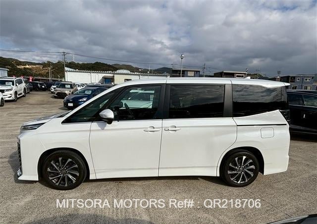 
								2023 TOYOTA VOXY PEARL full									