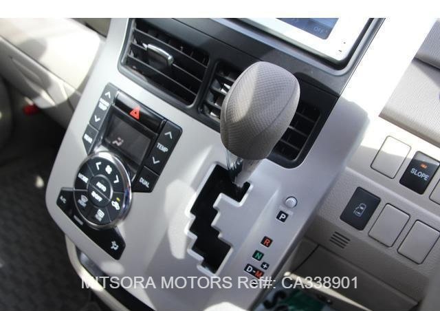 
								2013 TOYOTA NOAH full									