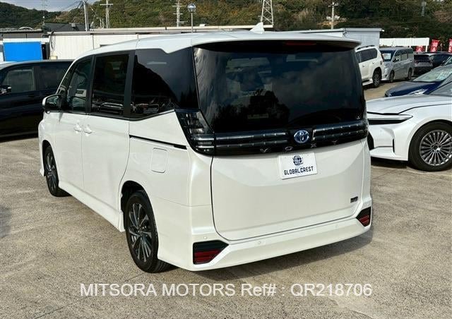 
								2023 TOYOTA VOXY PEARL full									