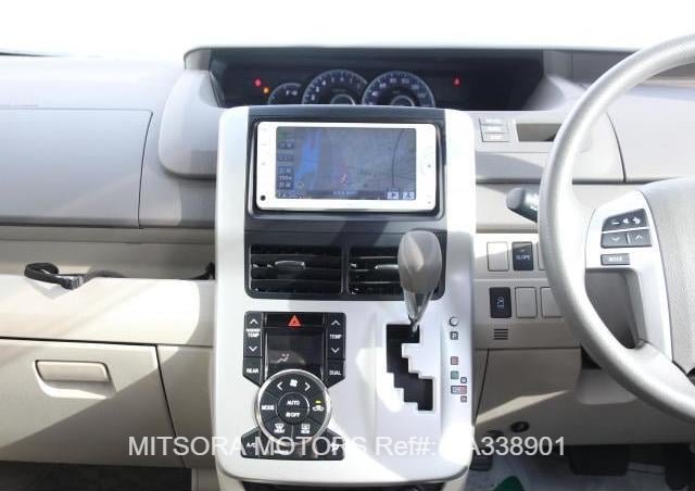 
								2013 TOYOTA NOAH full									