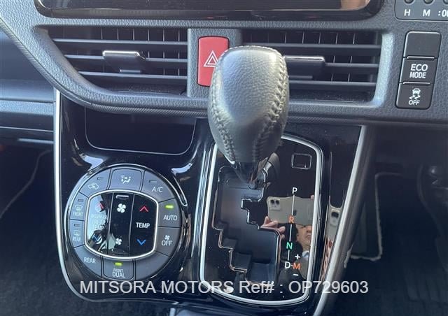 
								2020 TOYOTA VOXY full									