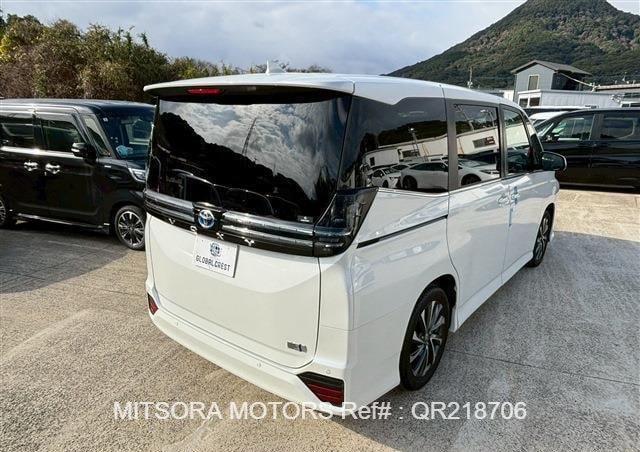 
								2023 TOYOTA VOXY PEARL full									