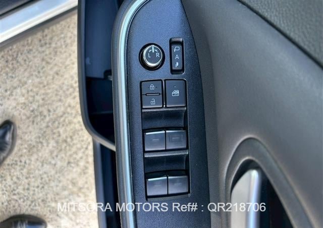 
								2023 TOYOTA VOXY PEARL full									