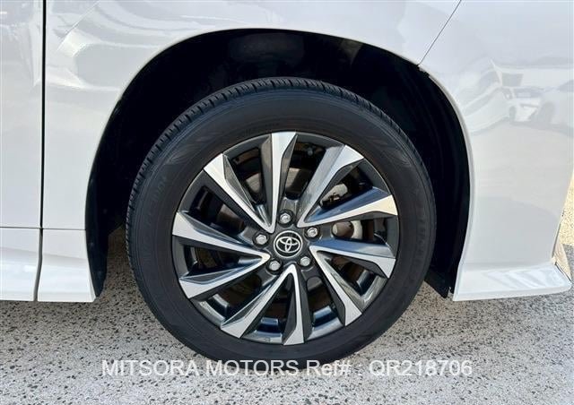 
								2023 TOYOTA VOXY PEARL full									