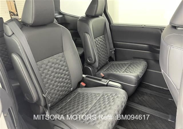 
								2024 TOYOTA VOXY PEARL full									