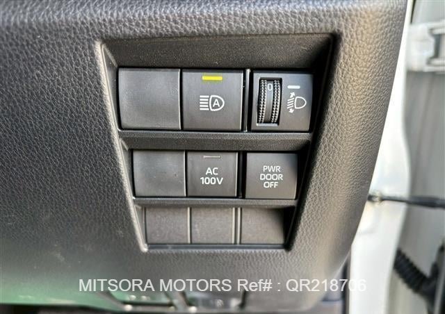 
								2023 TOYOTA VOXY PEARL full									