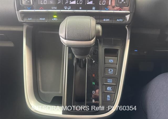 
								2025 TOYOTA VOXY full									