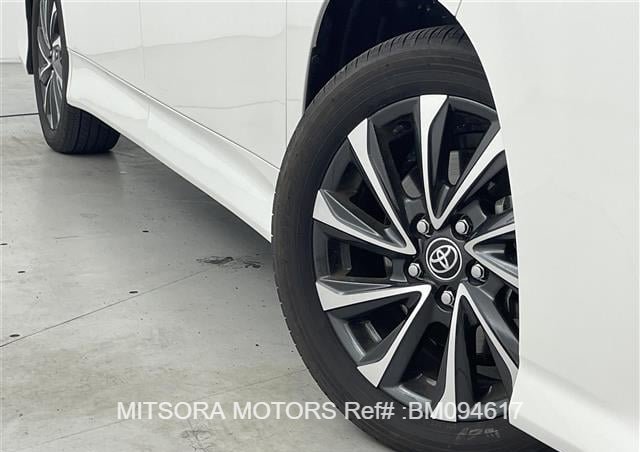 
								2024 TOYOTA VOXY PEARL full									