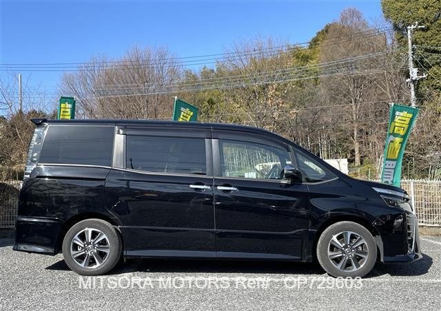 
								2020 TOYOTA VOXY full									