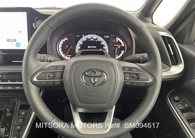 
								2024 TOYOTA VOXY PEARL full									