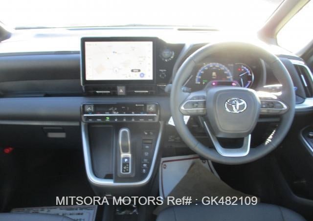 
								2025 TOYOTA VOXY full									