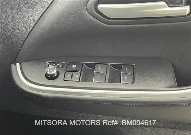 
								2024 TOYOTA VOXY PEARL full									