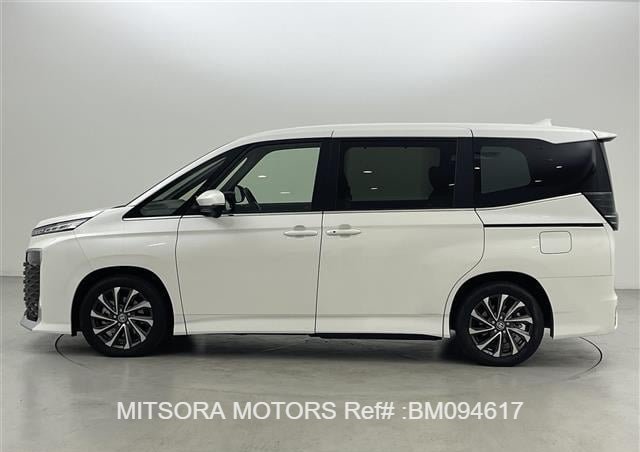 
								2024 TOYOTA VOXY PEARL full									