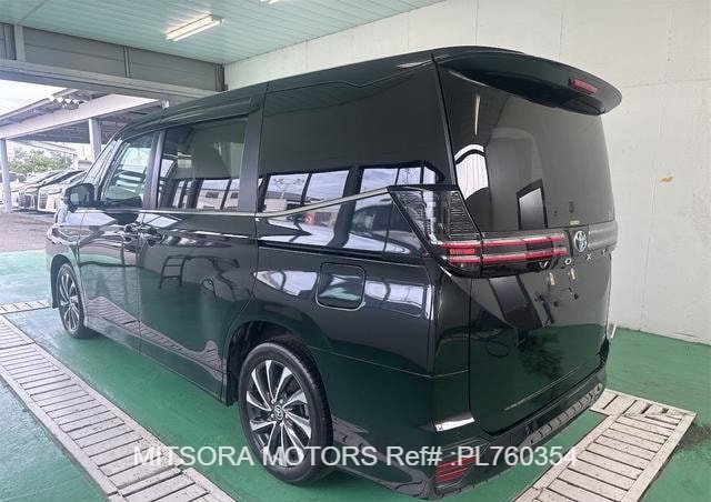 
								2025 TOYOTA VOXY full									