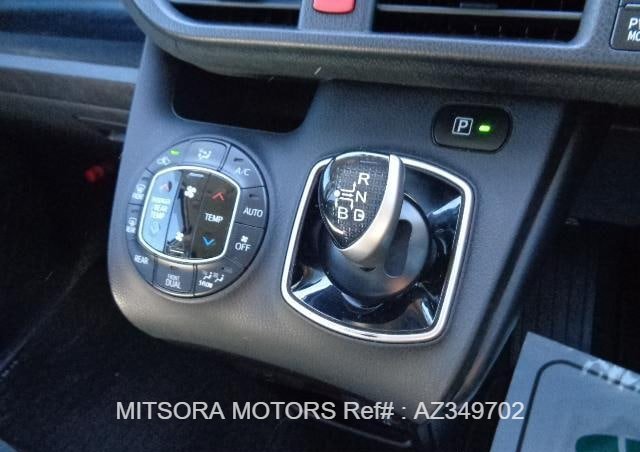 
								2015 TOYOTA VOXY full									