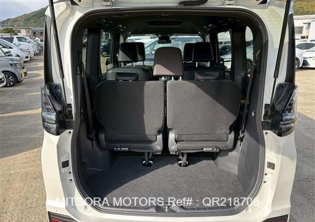 
								2023 TOYOTA VOXY PEARL full									