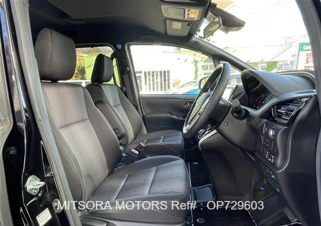 
								2020 TOYOTA VOXY full									