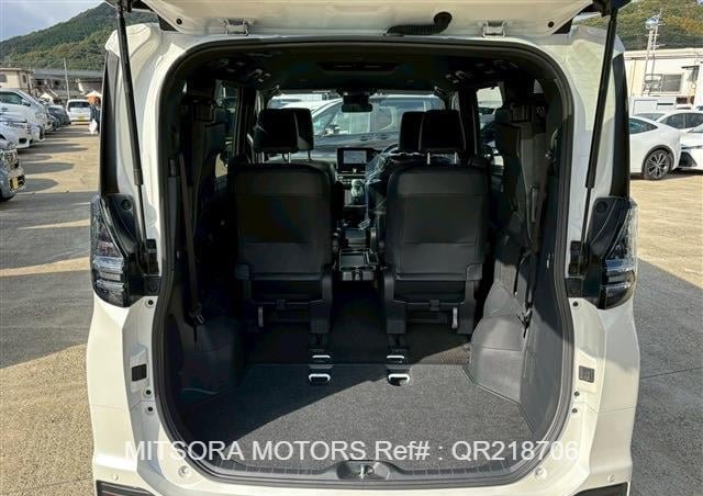 
								2023 TOYOTA VOXY PEARL full									