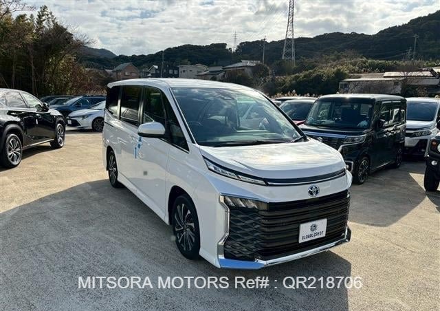 
								2023 TOYOTA VOXY PEARL full									