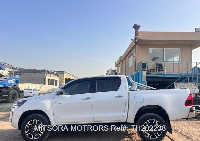 
								2023 Toyota Hilux full									
