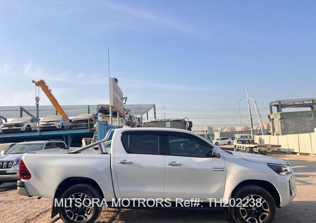 
								2023 Toyota Hilux full									